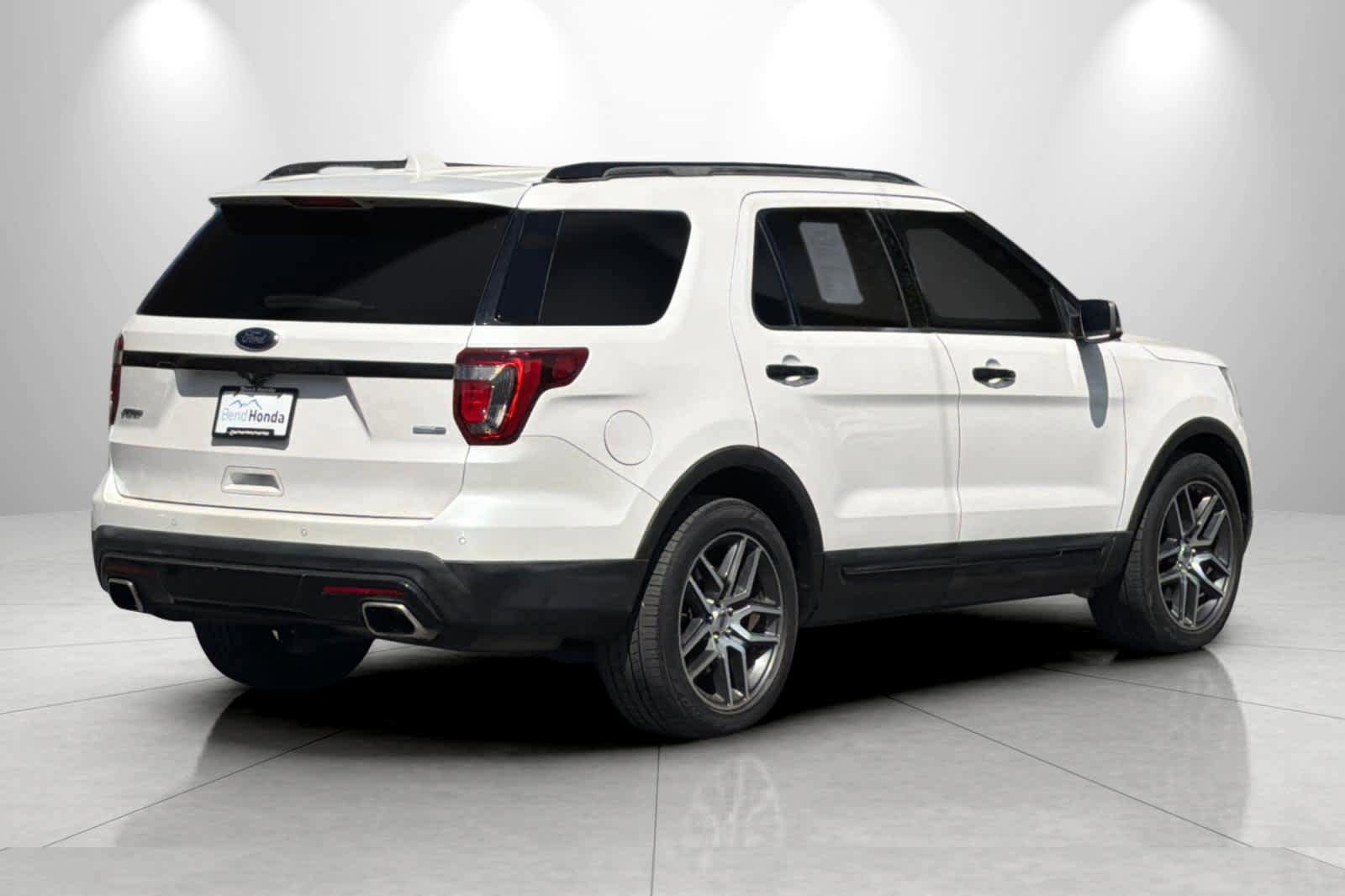 Used 2017 Ford Explorer Sport w/ Equipment Group 401A AWD/4WD image 2