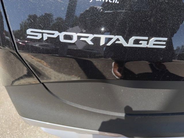 Used 2025 Kia Sportage LX image 9