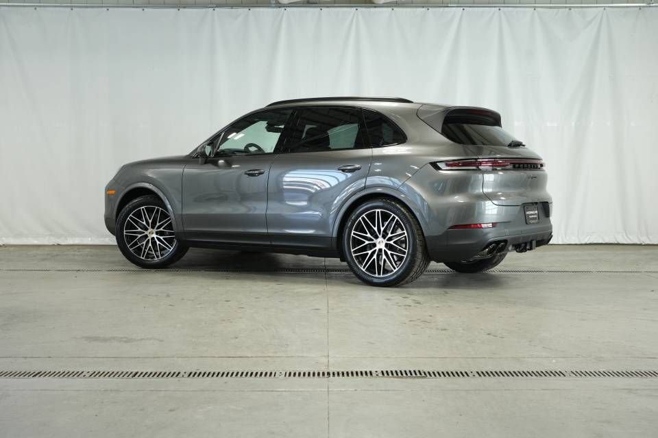Certified 2025 Porsche Cayenne image 3