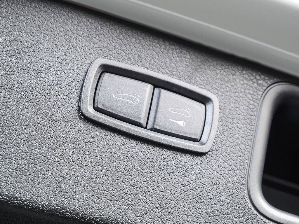 Certified 2026 Porsche Macan AWD/4WD image 32