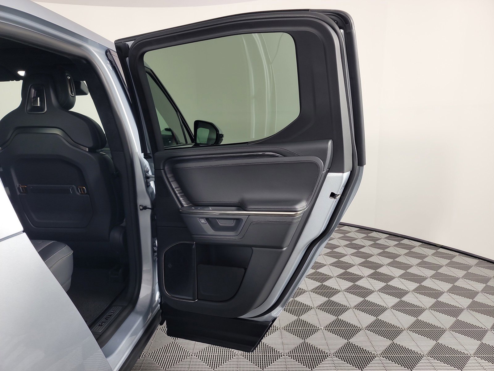 Used 2025 Rivian R1T Adventure image 19