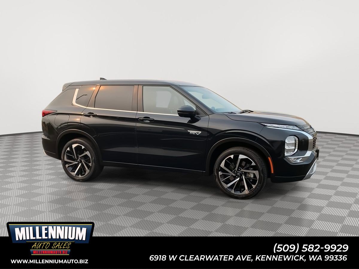 Used 2023 Mitsubishi Outlander SE image 1