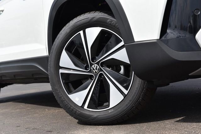 New 2025 Volkswagen Taos SE image 3