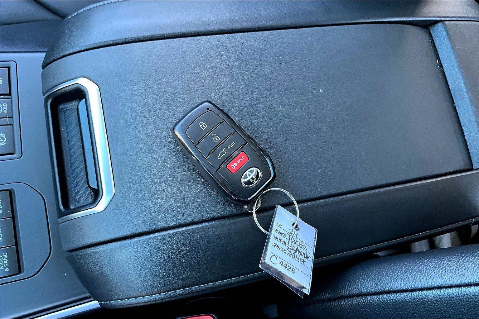 Used 2024 Toyota Highlander XLE image 11