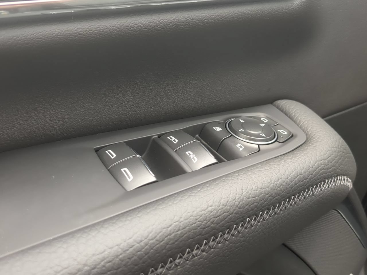 Used 2026 GMC Yukon XL Denali w/ Sun & Power Step Package AWD/4WD image 24