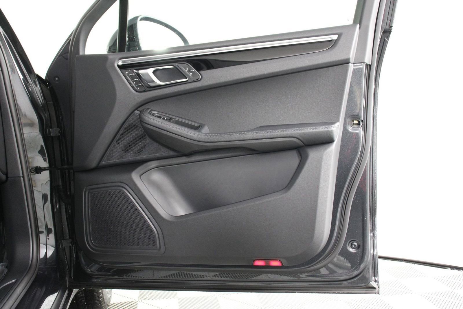 Certified 2025 Porsche Macan image 23