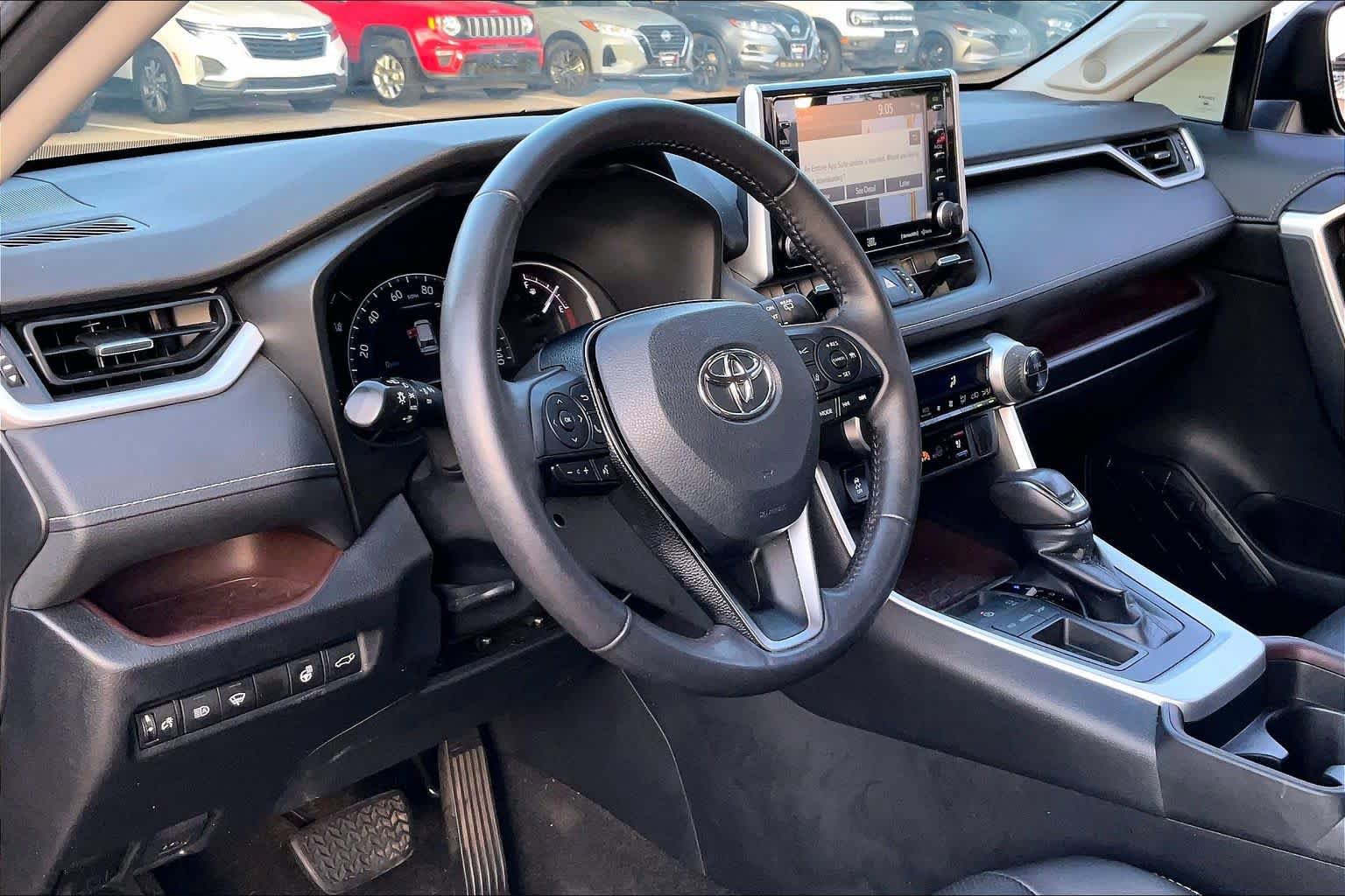 Used 2019 Toyota RAV4 Limited w/ Cold Weather Package FWD image 17