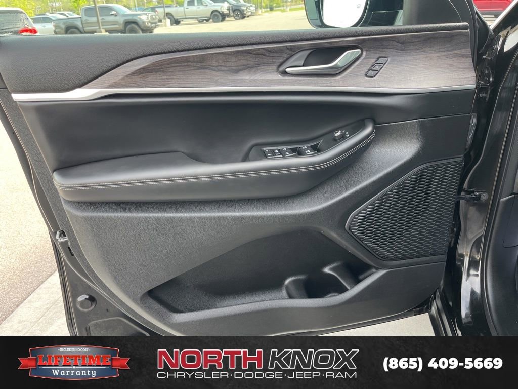 Used 2025 Jeep Grand Cherokee L Limited image 5