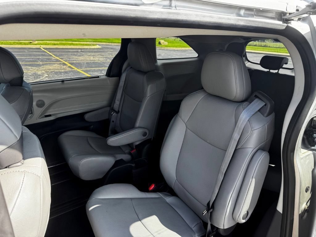 Used 2023 Toyota Sienna XLE AWD/4WD image 6