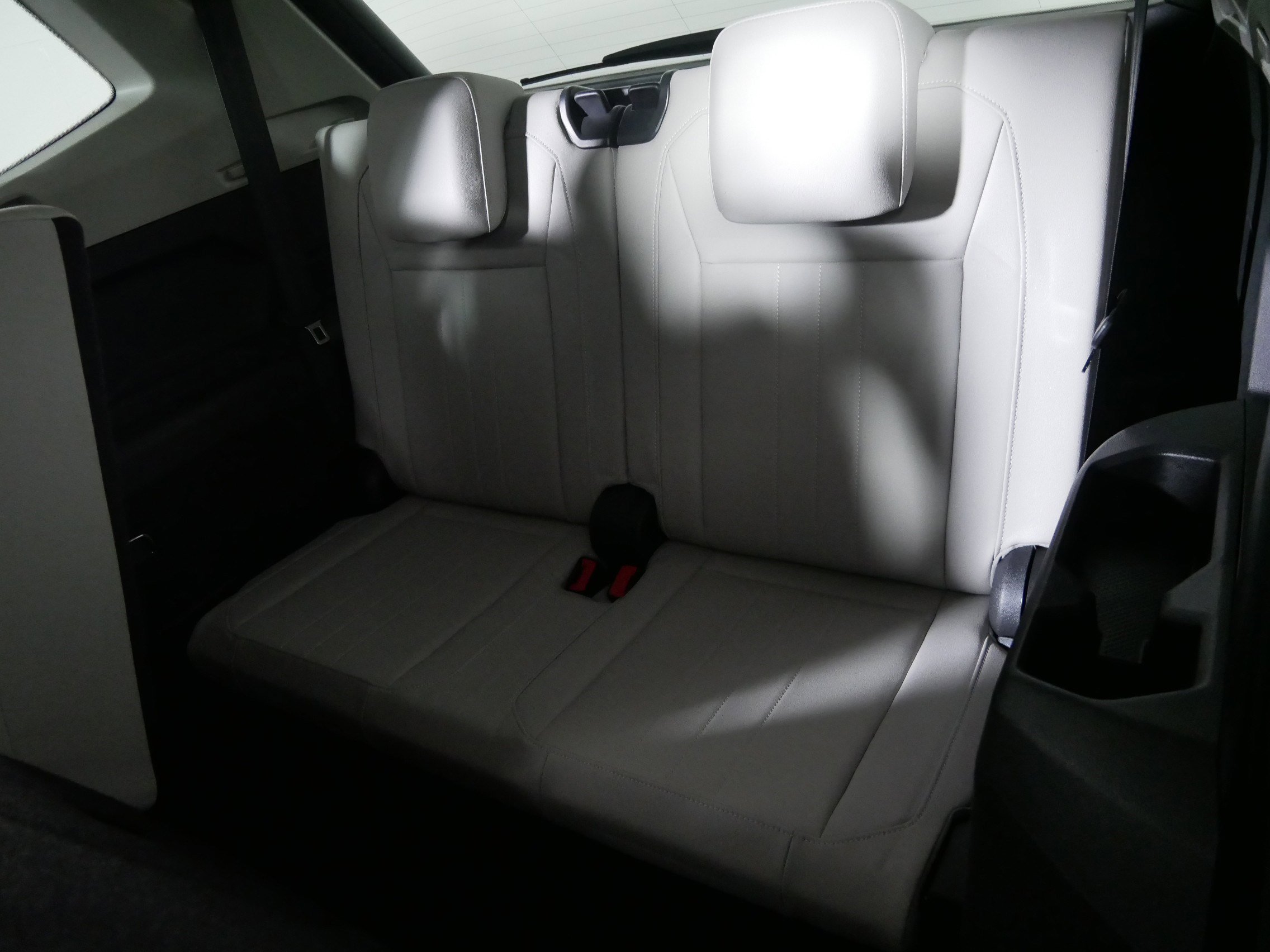 Used 2023 Volkswagen Tiguan SE w/ Panoramic Sunroof Package image 33