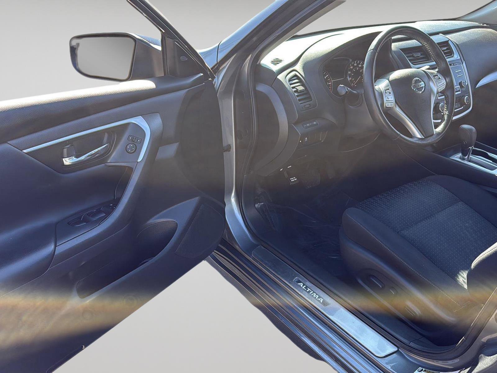 Used 2016 Nissan Altima 2.5 SV image 2