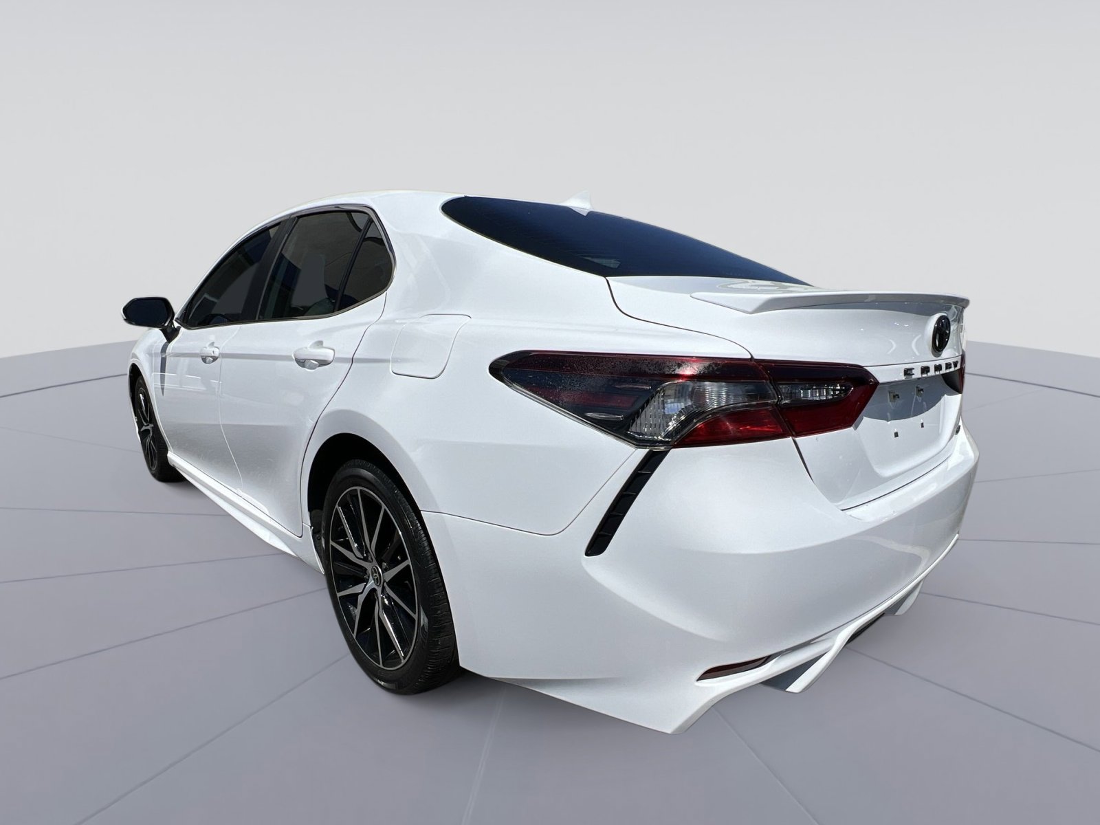 Used 2023 Toyota Camry SE FWD image 3