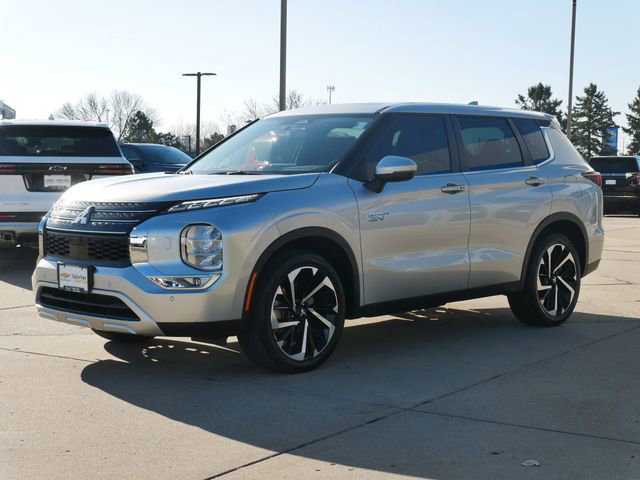 Used 2023 Mitsubishi Outlander SE image 3