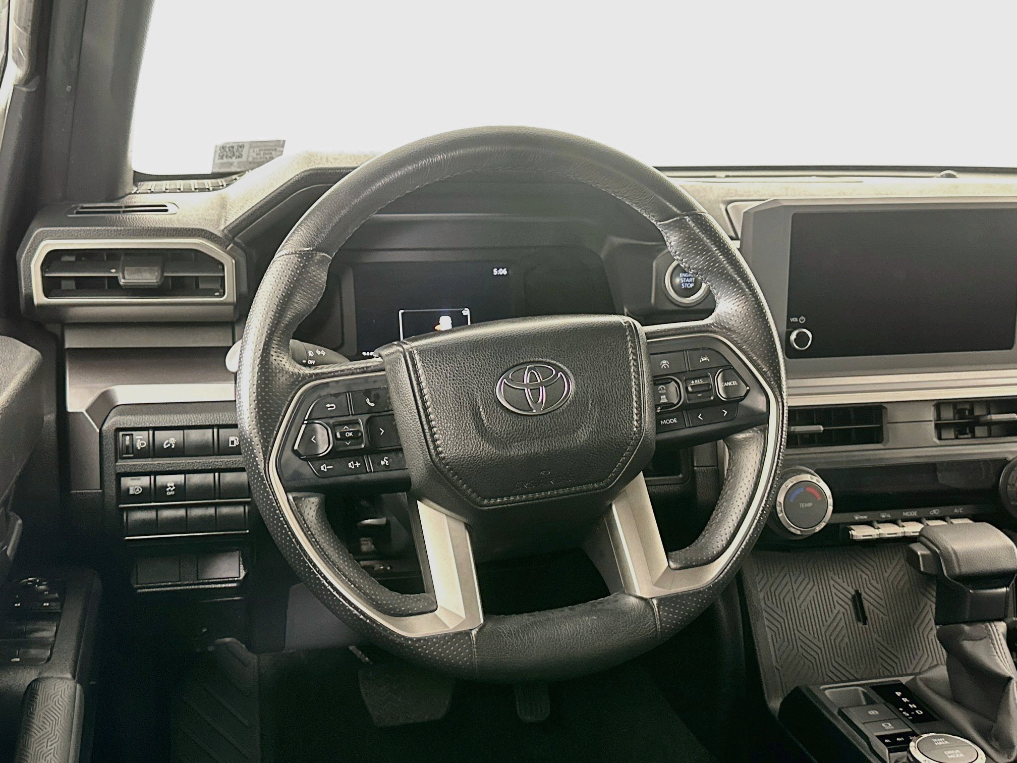 Used 2025 Toyota 4Runner SR5 AWD/4WD image 18
