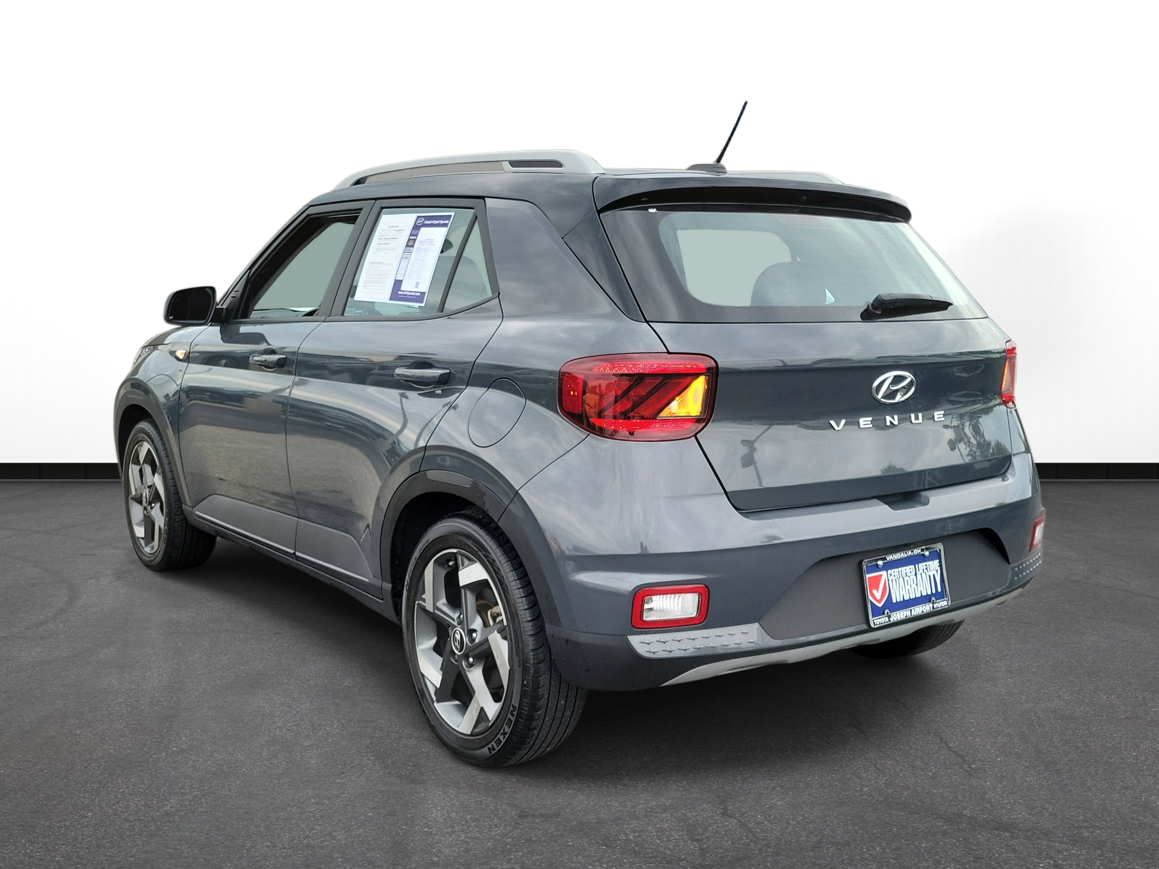 Used 2023 Hyundai Venue Limited FWD image 3