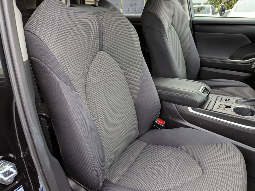 Used 2021 Toyota Highlander LE AWD/4WD image 30