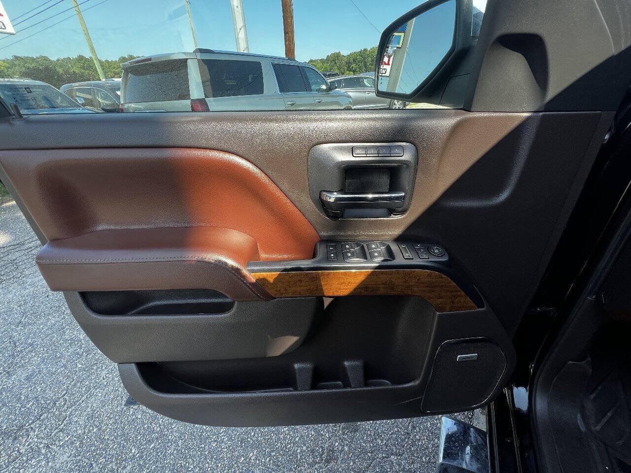 Used 2015 Chevrolet Silverado 1500 High Country w/ High Country Premium Package AWD/4WD image 17