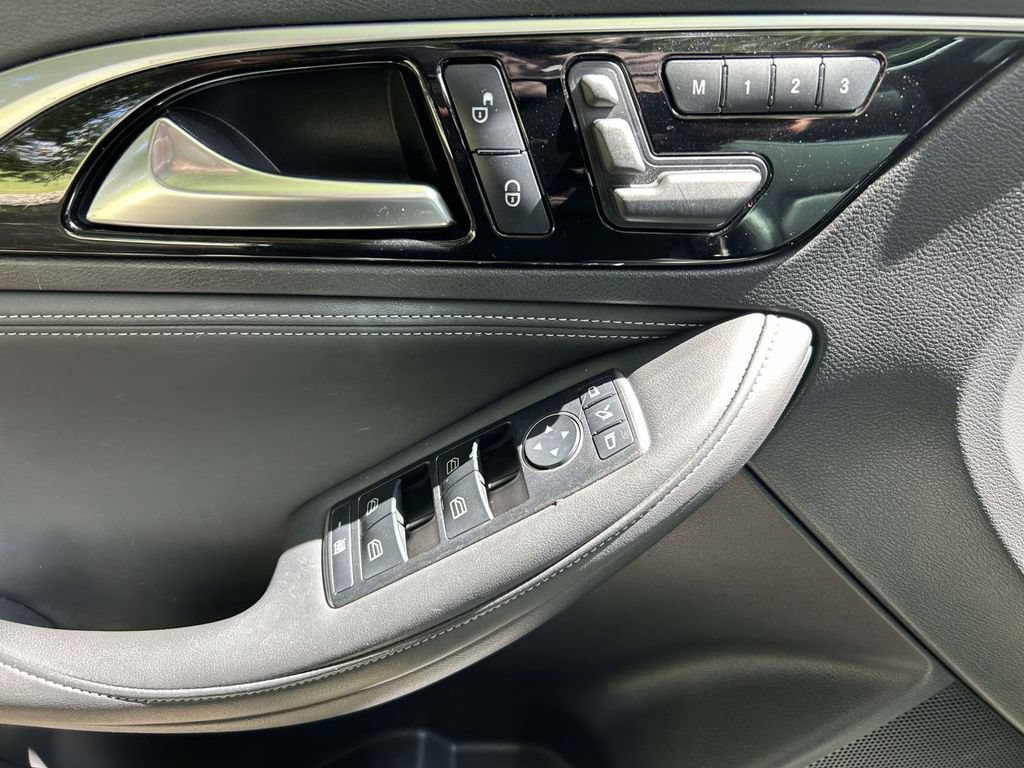 Used 2018 INFINITI QX30 Premium w/ Navigation Package FWD image 11