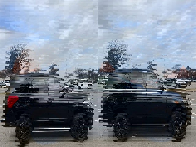Used 2022 Ford Expedition XLT image 3