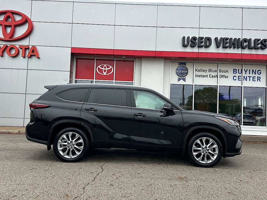 Used 2024 Toyota Highlander Limited AWD/4WD image 7