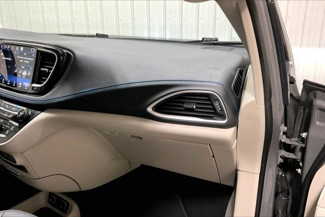 Used 2021 Chrysler Pacifica Touring-L w/ Uconnect Theater Family Group FWD image 16