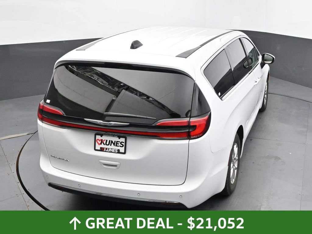 Used 2023 Chrysler Pacifica Touring-L FWD image 32