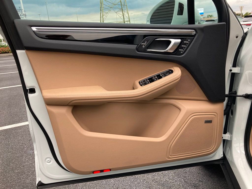 Used 2025 Porsche Macan AWD image 21