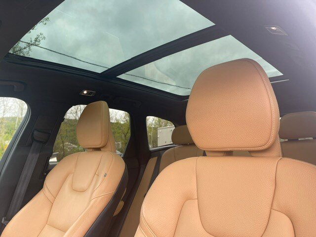 Used 2019 Volvo XC60 T5 Momentum w/ Multimedia Package AWD/4WD image 18