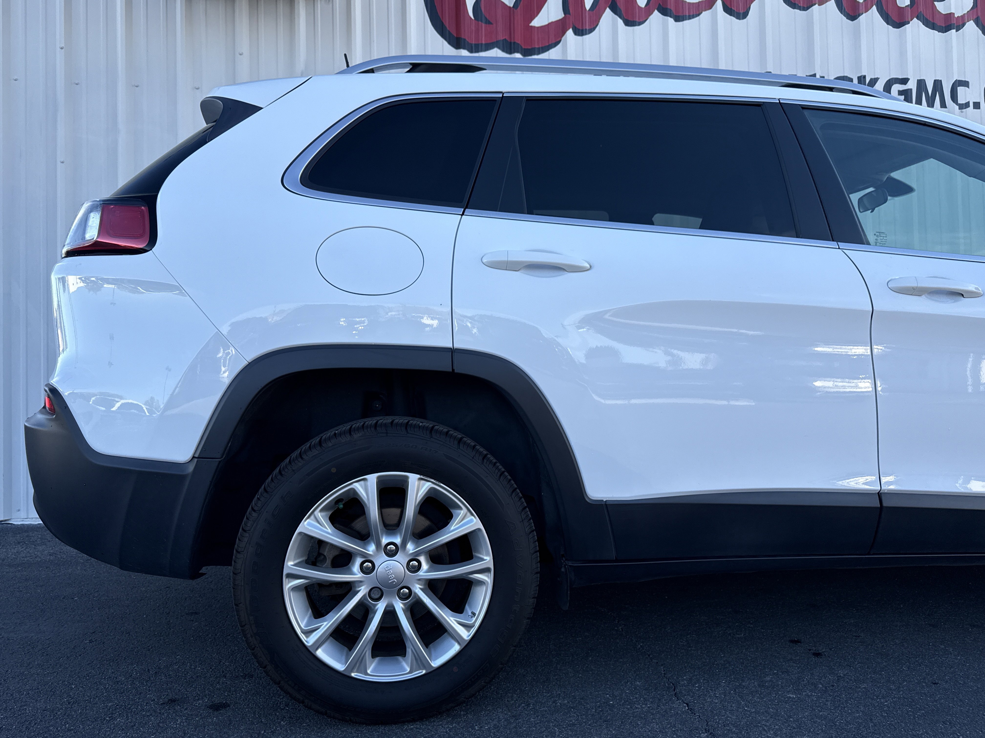 Used 2019 Jeep Cherokee Latitude w/ Popular Appearance Group image 21