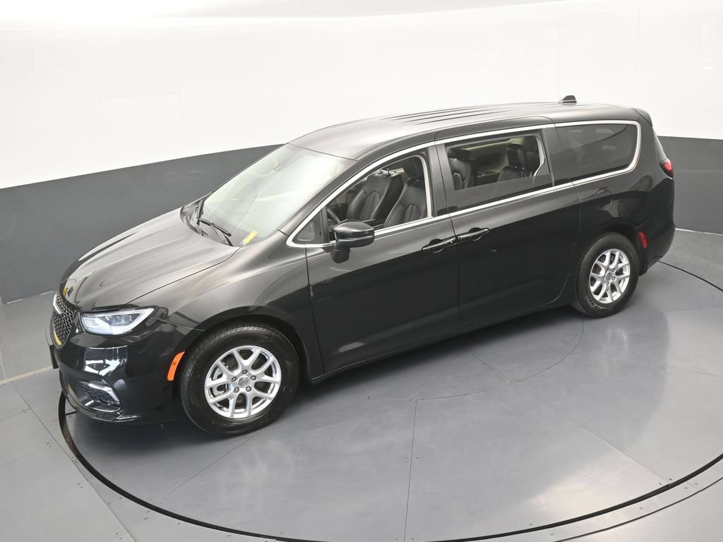 Used 2023 Chrysler Pacifica Touring-L FWD image 45