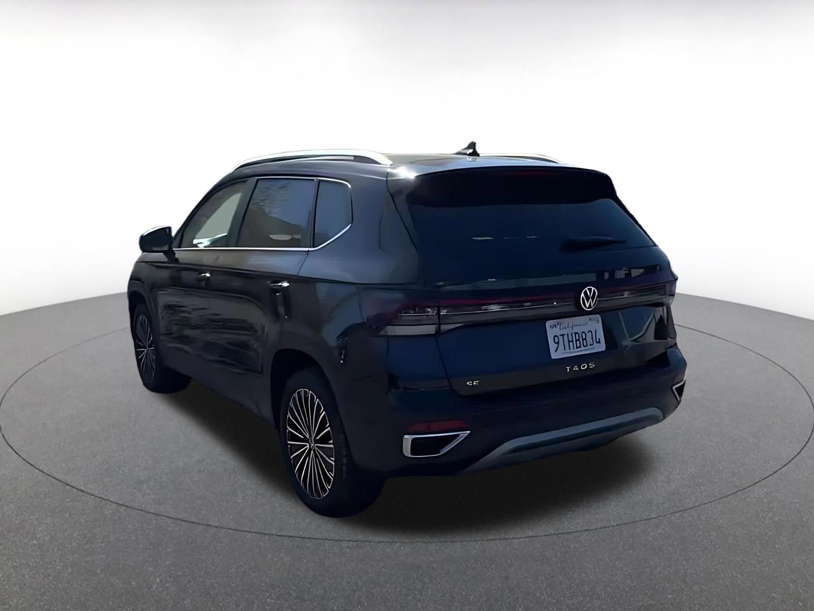 Used 2025 Volkswagen Taos SE image 11