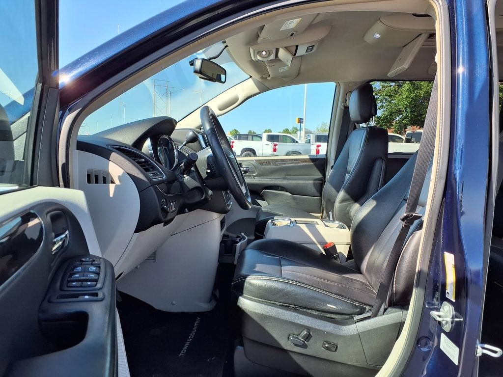 Used 2016 Chrysler Town & Country Touring w/ Driver Convenience Group FWD image 21