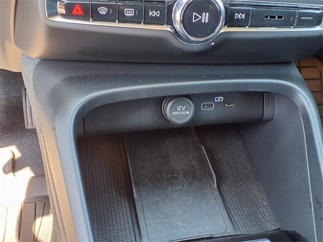 Used 2023 Volvo XC40 B5 Plus w/ Protection Package Premier image 24