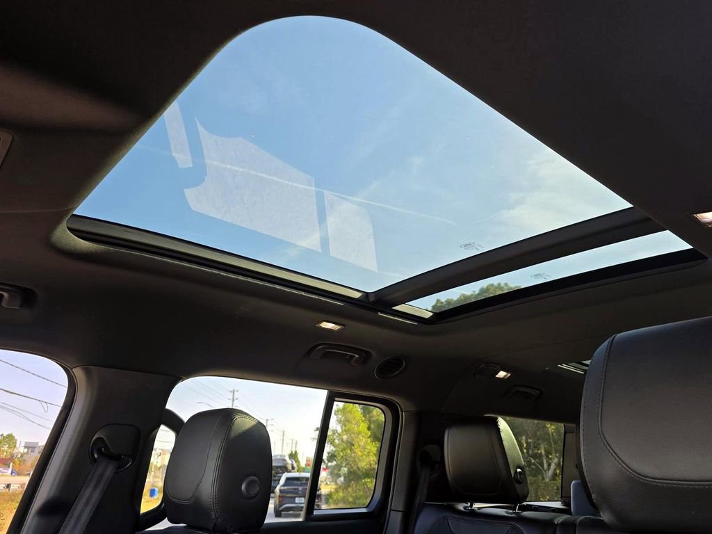 Used 2023 Land Rover Defender 130 X-Dynamic SE image 19