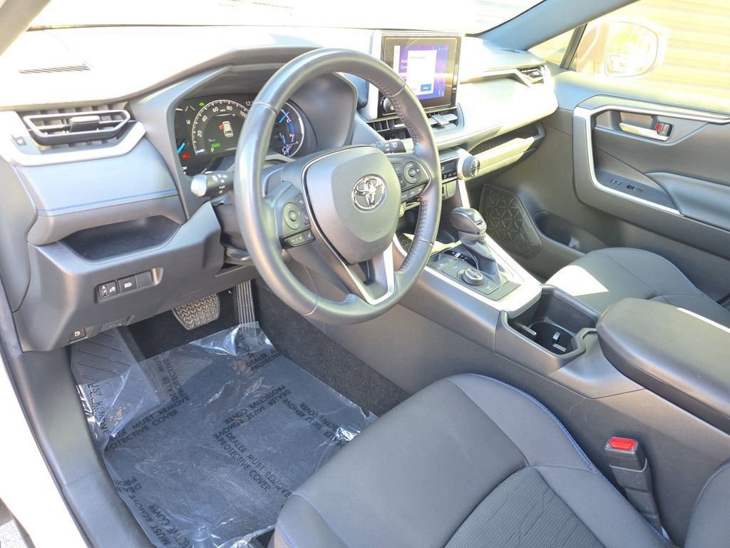 Used 2023 Toyota RAV4 SE image 4