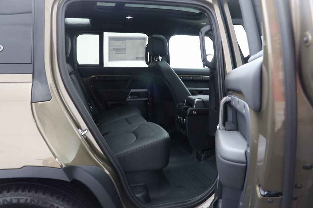 New 2024 Land Rover Defender 110 SE image 18