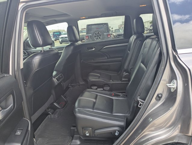 Used 2017 Toyota Highlander SE FWD image 14