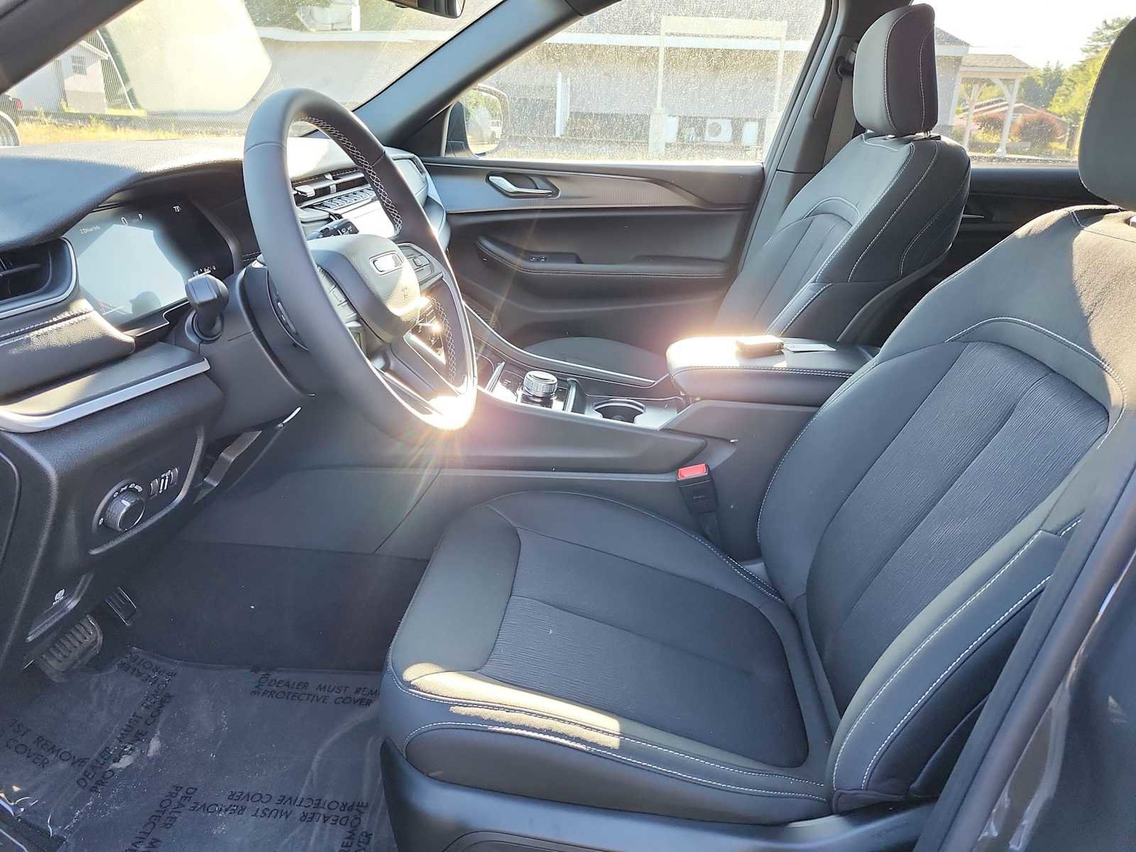 New 2025 Jeep Grand Cherokee L Laredo image 11