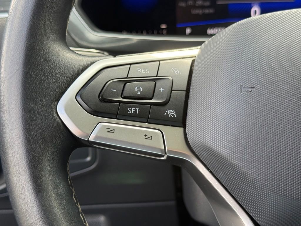 Used 2022 Volkswagen Tiguan SE w/ Panoramic Sunroof Package AWD/4WD image 18