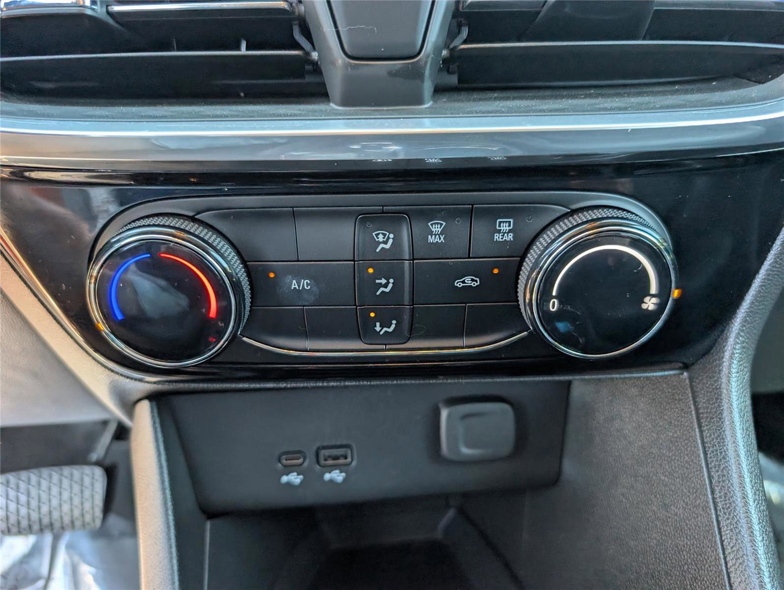 Used 2024 Buick Encore GX Sport Touring image 17