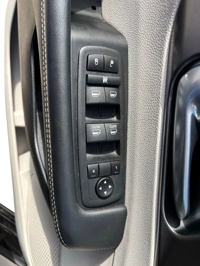 Used 2024 Chrysler Pacifica Touring-L FWD image 22