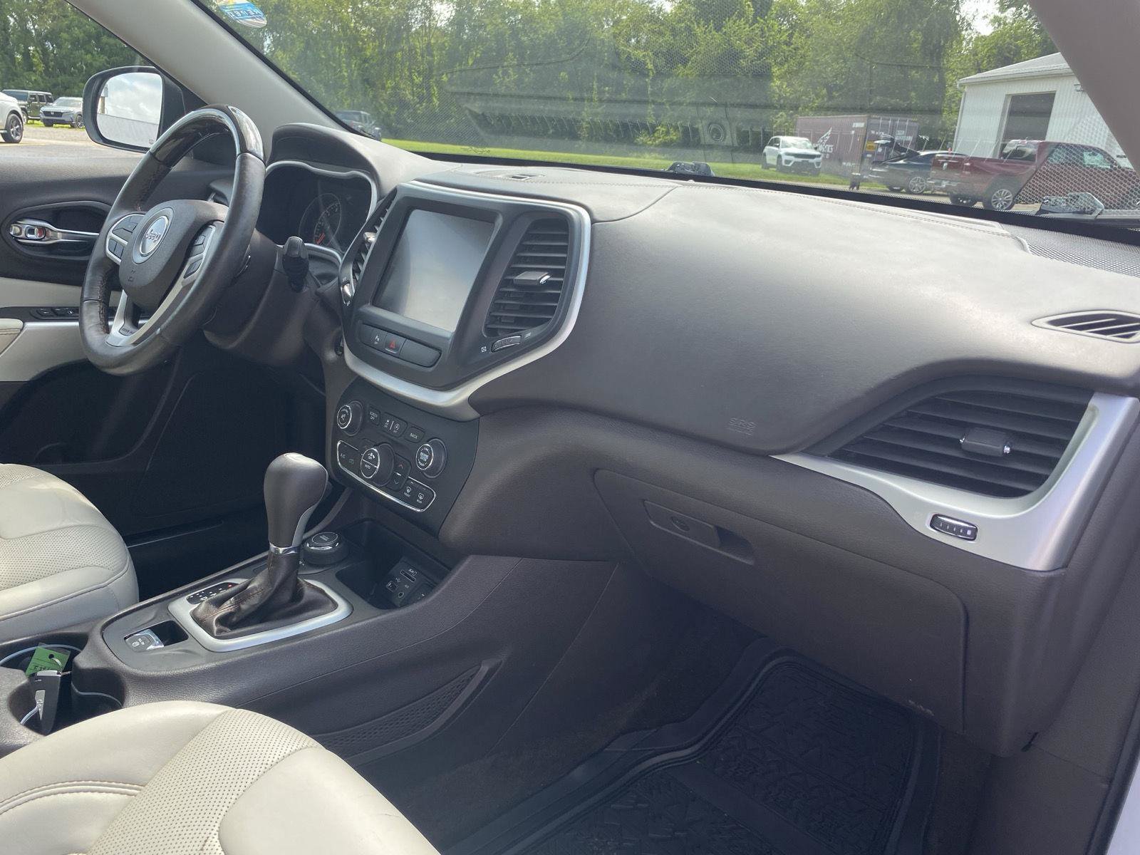 Used 2018 Jeep Cherokee Overland AWD/4WD image 40
