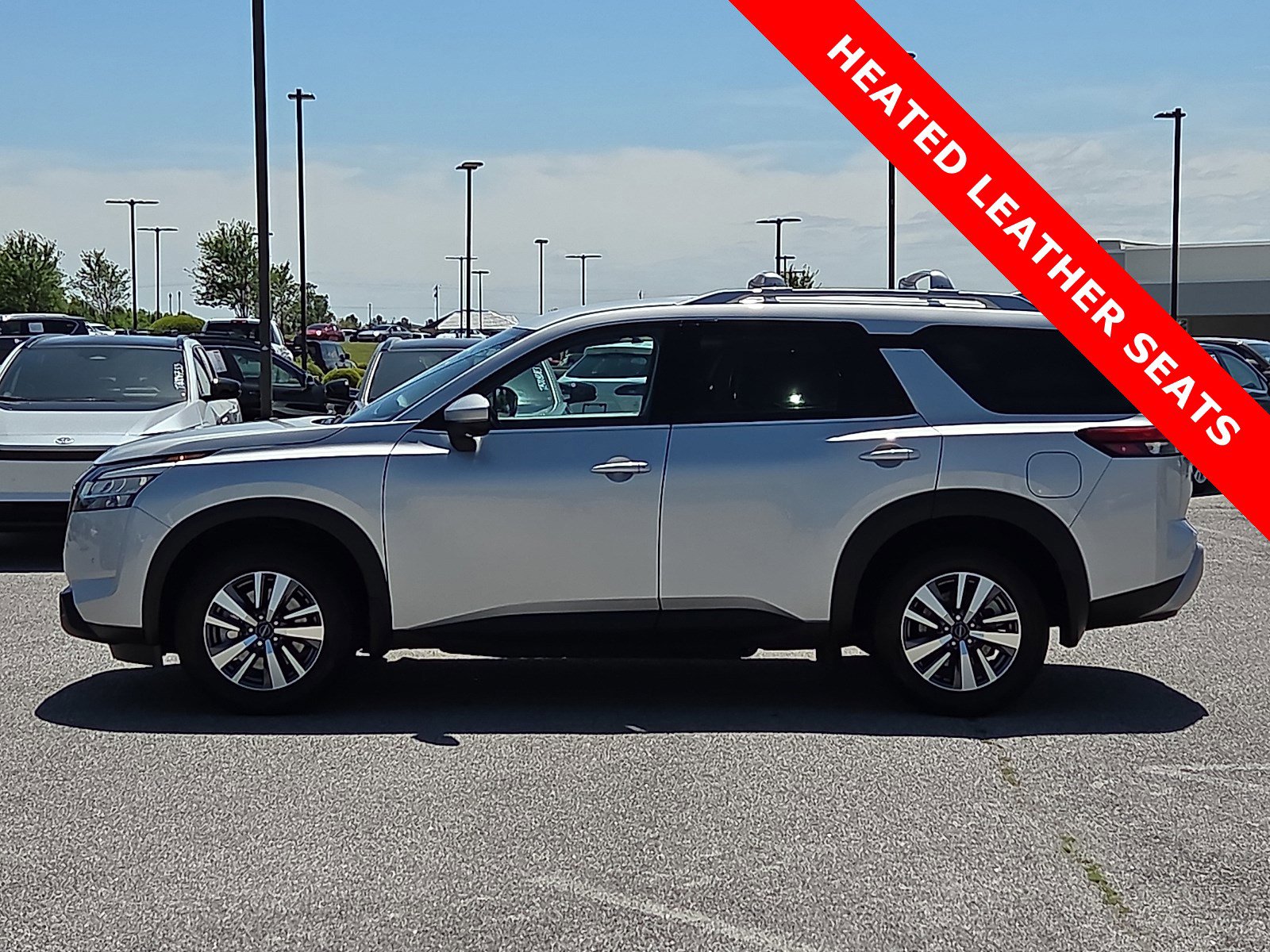 Used 2023 Nissan Pathfinder SL w/ Black Appearance Package AWD/4WD image 3