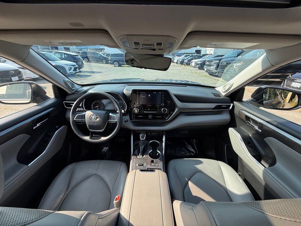 Used 2022 Toyota Highlander Limited FWD image 23