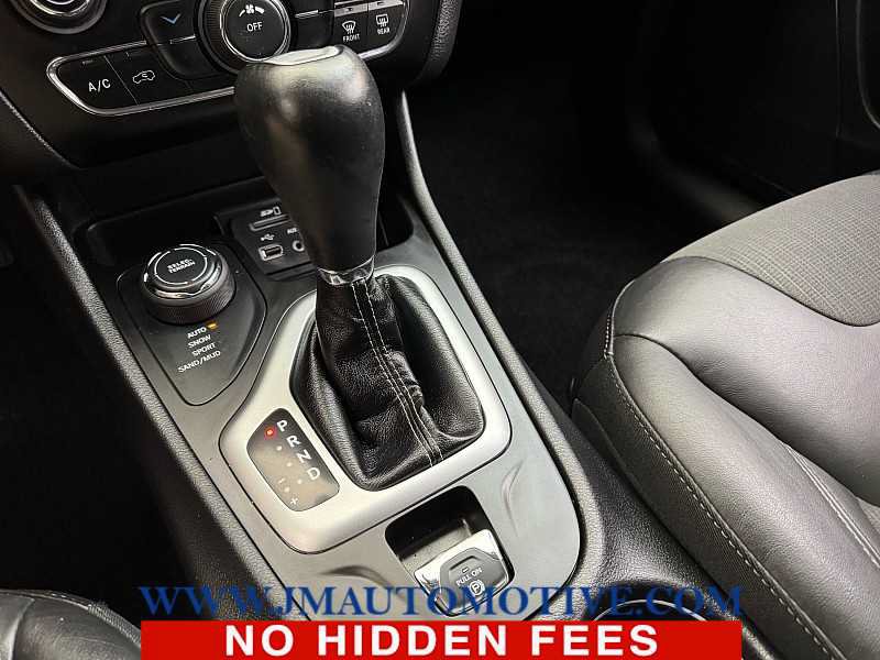 Used 2018 Jeep Cherokee Latitude Plus AWD/4WD image 32