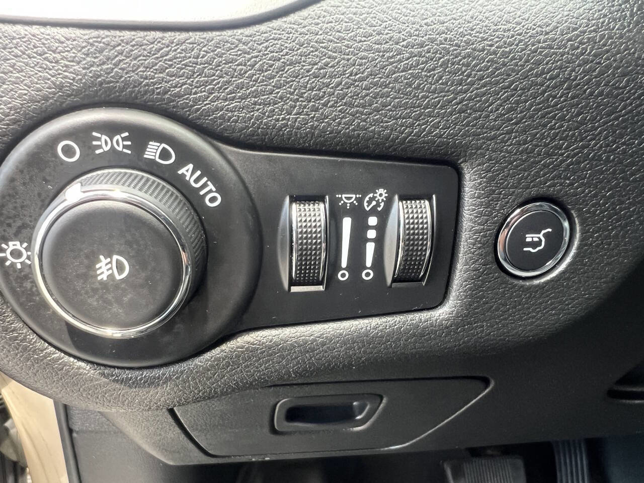 Used 2014 Jeep Cherokee Limited w/ Technology Group image 10