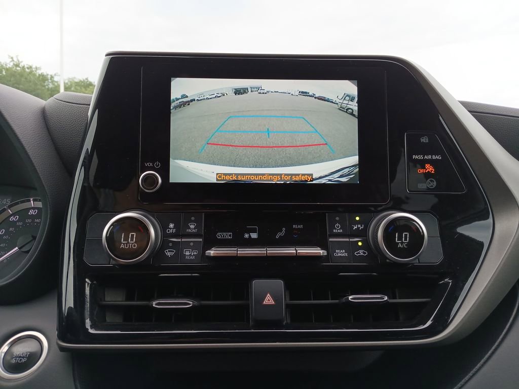 Used 2024 Toyota Highlander LE FWD image 15