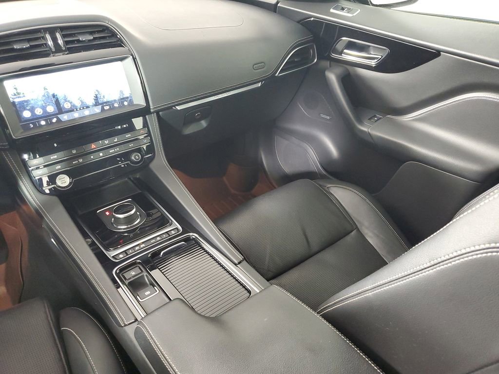 Used 2018 Jaguar F-PACE R-Sport image 17