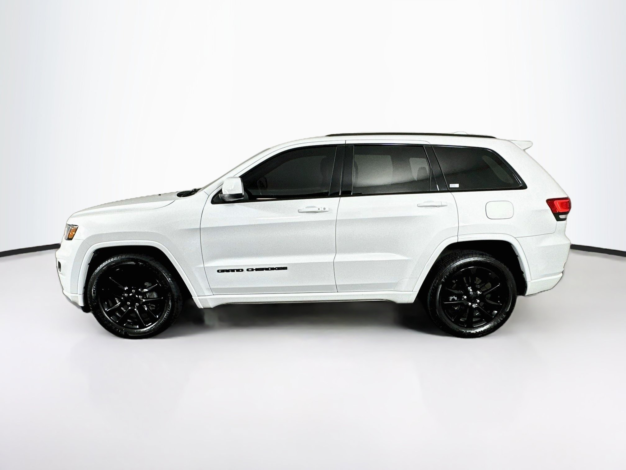 Used 2019 Jeep Grand Cherokee Altitude RWD image 4