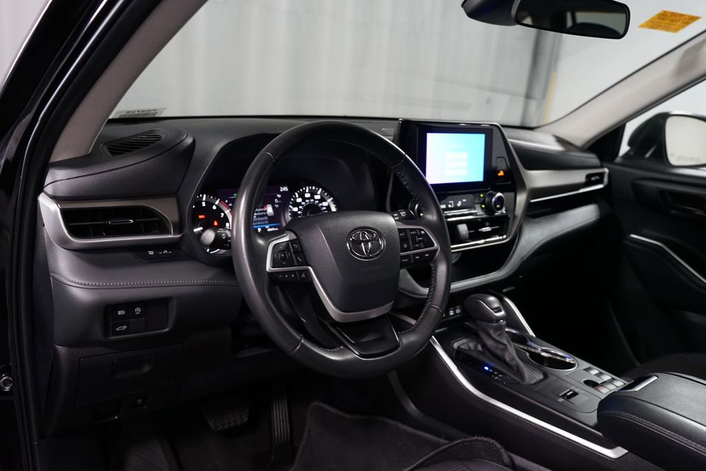 Certified 2024 Toyota Highlander LE image 7